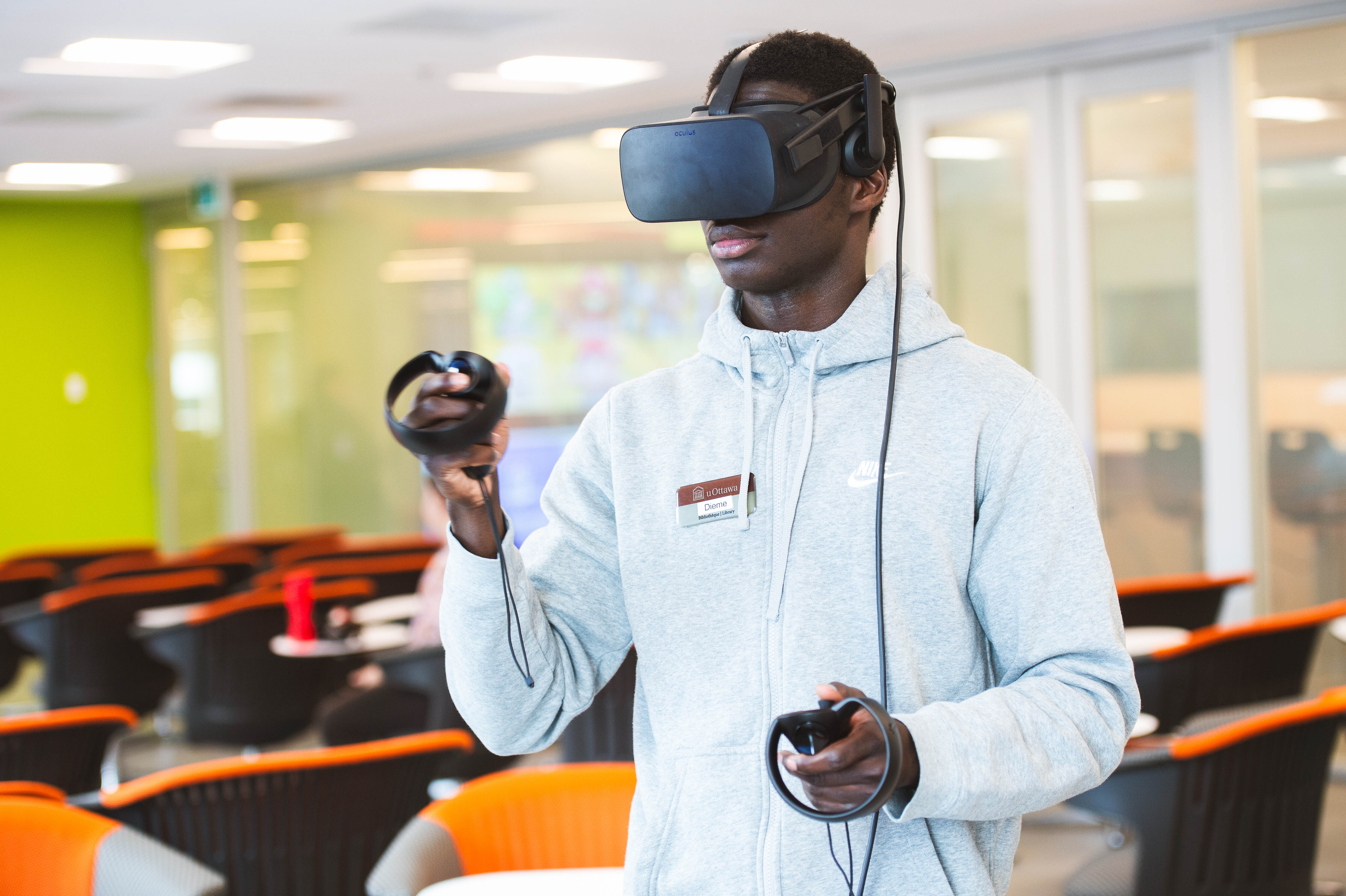 un étudiant qui utilise la réalité virtuelle