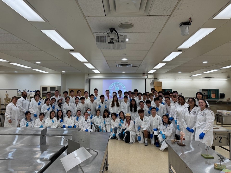 Étudiants en master d'enseignement des sciences anatomiques (promotion 2025) ont la possibilité d'enseigner aux étudiants de l'école de médecine de l'université Jiao Tong de Shanghai (SJTUSM) dans le cadre du programme international d'été.