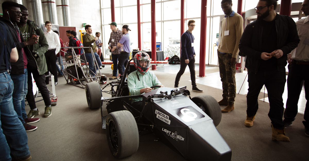 Un étudiant dans un prototype d'automobile