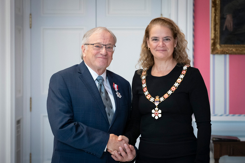 Dr. Korneluk being invested as Member of the Order of Canada by Julie Payette, Governor General of Canada.