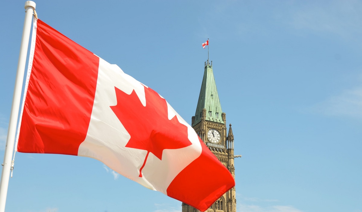 Drapeau canadien en avant du parlement